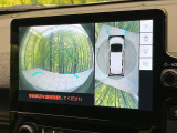 【パノラミックビューモニター】専用のカメラにより、上から見下ろしたような視点で360度クルマの周囲を確認することができます☆死角部分も確認しやすく、狭い場所での切り返しや駐車もスムーズに行えます。