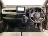 車内は光触媒抗菌消臭施工済です。インパネ周りはスタイリッシュなデザインで機能や装備も充実しています。グローブボックスやカップホルダーのほかにトレーなどたくさんの収納スペースが付いています。