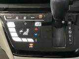 段差のないパネルスイッチのオートエアコン付きです。予め温度設定すれば後はセンサーが感知して設定温度を保ってくれますので快適なドライブが楽しめます。雨の日のガラスの曇りもなく安全な運転ができます。