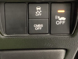 VSA装備車です。VSAはドライバーの操作と車の動きを見守っています。もし車の挙動が乱れたとき、4輪別々にブレーキをかけたり、エンジンパワーをしぼることによって車を安定させます。