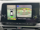 上から見下ろしているような視点で周囲が確認できるアラウンドビューモニターです。上から見下らしているような映像によって縦列駐車もラクラク、駐車が苦手な人の強い味方です!