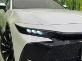 【三眼LEDヘッドライト】スタイリッシュな見た目の三眼LEDヘッドライトを装備♪スタイルだけでなく、夜間の走行も視界良好で安心してお乗りいただけます。