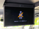 【13.2型有機ELフリップダウン】三列目からでも迫力のエンタメが観れる大画面フリップダウン。有機ELのモニターでは、一般的なフリップダウンよりも高コントラストでキレイな映像を楽しめます。