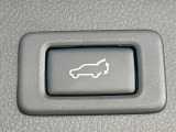 【パワーバックドア】スマートキーや運転席のボタンを押すだけでリアゲートが自動で開閉します!荷物を持っている時や、高い位置にあるバックドアを閉める際に便利な機能です♪