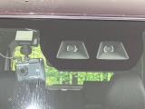 【スマートアシスト】走行中に前方の車両等を認識し、衝突しそうな時は警報とブレーキで衝突回避と被害軽減をアシスト。より安全にドライブをお楽しみいただけます。