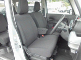 ベンチタイプシートです。運転席はシートヒーター機能付きです。