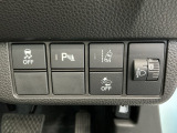 車がカーブの外側へ膨らんだり内側へ巻き込んだりする挙動を防止する横滑り防止装置、障害物センサー、万が一の時にあると心強いホンダセンシング機能-路外逸脱抑制機能・衝突軽減ブレーキ付きです!