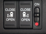 ◆◆両側電動スライドドア!!荷物で手が塞がる時など簡単にドアの開閉が出来ます!何より力いらずで開閉OK!女性やお年寄りにも優しい♪電動機能はOFFにもできますから元気なお子様の駆け出しも安心!