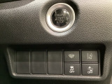 Hondaセンシング用の、VSA(ABS+TCS+横滑り抑制)解除と路外逸脱抑制機能のオンオフスイッチなどはハンドルの右側に装備しています。