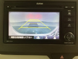 バックでの車庫入れも安心です! リアカメラが付いているバックモニター付のディスプレイオーディオを装備しております。操作線もついており距離感も画面から確認できます。