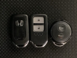 スマートキーを装備しています。鍵を差し込むことなくドアロックの開け閉めと、スタートボタン操作でのエンジンスタートができます。加えて、純正リモコンエンジンスターター用の操作キーもついています。