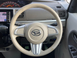インテリアに合わせたデザインのステアリングは、運転される方のことも考え、運転しやすい形状、大きさです。是非一度、実際に触ってお確かめください。