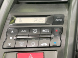 【オートエアコン】一度お好みの温度に設定すれば、車内の温度を検知し風量や温度を自動で調整。暑い&hellip;寒い&hellip;と何度もスイッチ操作をする必要はありません。快適な車内空間には必須の機能ですね♪