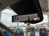 悪天候や荷物で後方の確認がしにくい時もミラーに映像で映してくれるインテリジェントルームミラーです。