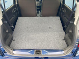 リヤシートを倒すとフルフラットになります。人・荷物に合わせて自由にシートアレンジが出来ます。カンタン操作なのでラクラクアレンジ可能。