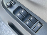 【電動格納ミラー】サイドミラーは電動格納式となっており、狭い駐車場でもキズがつくリスクを抑えられます。