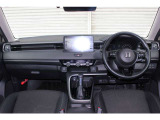 運転時の視界周辺の見やすい位置にメーターやディスプレーオーディオをレイアウト。スイッチ類は自然に手が届く位置に配置され、視線や動作の流れを断ち切らない、ストレスフリーの運転動作を可能にします。