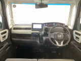 【前方視界】開放的な前方視界!運転がしやすく疲れにくいです♪窓が大きく、見通しがとっても良いおクルマですよ♪