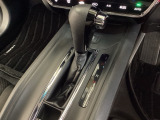 CVT車のセレクトレバーです。低速から高速まで、変速ショックのないスムーズな走りと、エンジン効率のよい領域を維持して燃費にも貢献します。