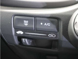 【オートエアコン】温度を設定すれば自動で快適な車内温度を保ちます。エアコン内部の高性能脱臭フィルターで車内のアレルゲンや花粉を除去。