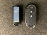 スマートキーを装備しています。鍵を差し込むことなくドアロックの開け閉めと、スタートボタン操作でのエンジンスタートができます。加えて、純正リモコンエンジンスターター用の操作キーもついています。