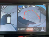 上空から見下ろしているかのような映像をディスプレイに映し出し、スムースな駐車をサポートします。画面は「トップビュー」のほか「サイドブラインドビュー」への切り換えが可能。ますます安心です