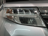 LEDヘッドライトは、点灯の瞬間から最大光量を発揮し、突然暗くなるトンネルなどでの安定感を高めます。