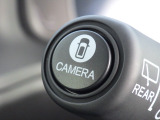 ★マルチビューカメラ★ワイパーレバー先端の「CAMERAスイッチ」を押すことで、車を上空から見下ろしたような映像をカーナビ画面に映し出し、車庫入れや縦列駐車をサポートしてくれます♪