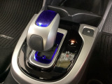 ハイブリッド専用セレクトレバーです。シフトチェンジを電子信号で送信するセレクトレバーを採用していますので、軽快でスマートな操作を楽しめます。