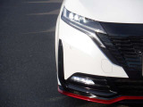 【LEDヘッドランプ】ハロゲンヘッドランプの約2倍の光量でより明るく遠くを照射。視認性、長寿命、省電力に優れ、スタイリッシュな白光色も魅力