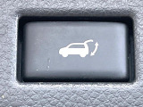 【パワーバックドア】スマートキーや運転席のボタンを押すだけでリアゲートが自動で開閉します!荷物を持っている時や、高い位置にあるバックドアを閉める際に便利な機能です♪