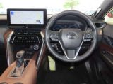 スタイリッシュなデザインのインパネ。各操作スイッチは使いやすい位置に配置されてます。