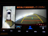 【全周囲モニター】車を上空から見下ろしたような映像をカーナビ画面に映し出し、車庫入れや縦列駐車をサポートしてくれます。