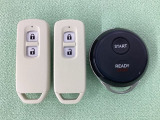 スマートキーを装備しています。鍵を差し込むことなくドアロックの開け閉めと、スタートボタン操作でのエンジンスタートができます。加えて、純正リモコンエンジンスターター用の操作キーもついています。