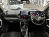 運転席の画像です。足元やシートまわりに余裕があり、リラックスした姿勢で運転が可能です。視界も良好で操作系へのアクセスもしやすく、快適で安心感のあるドライブをサポートします。
