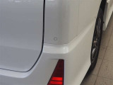 コーナーセンサーを車の前後に装備。障害物との距離に応じて、警告音を変えてお知らせしてくれます