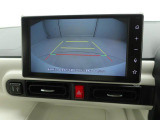 後退時に車両の後ろ側をモニター画面に表示します。車庫入れなどでバックする際に後方確認ができて便利です。車庫入れが苦手な人もこれで安心。