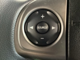 ステアリングスイッチがついていますので、オーディオのチャンネル変更、ボリューム、ジャンル変更が操作可能です。ハンドルから手を離さず安全に操作できます。
