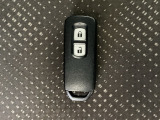 スマートキーを装備しています。鍵を差し込むことなくドアロックの開け閉めと、スタートボタン操作でのエンジンスタートができます。