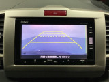 バックでの車庫入れも安心です! リアカメラが付いているバックモニター付のナビを装備しております。操作線もついており距離感も画面から確認できます。