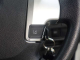 レーンディパーチャーアラートを装備しております!車線または走路からの逸脱の可能性を警告、走路からの逸脱を避けるためのハンドル操作の一部を支援する機能です☆詳しくはスタッフにお尋ねください(^^♪