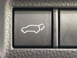 【パワーバックドア】スマートキーや運転席のボタンを押すだけでリアゲートが自動で開閉します!荷物を持っている時や、高い位置にあるバックドアを閉める際に便利な機能です♪