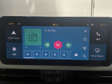 Apple CarPlay、Android Auto 対応。スマホを接続するとタッチスクリーン上でマップ、通話、メッセージ、ミュージックなどのアプリをスマホ同様に操作できるミラースクリーン機能搭載