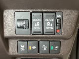 両側電動スライドドアは運転席から操作ができるよう、操作スイッチが付いています。Hondaセンシング用のVSA(ABS+TCS+横滑り抑制)解除と路外逸脱抑制機能などのオンオフスイッチも装備しています。