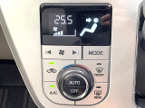【オートエアコン】一度お好みの温度に設定すれば、車内の温度を検知し風量や温度を自動で調整。暑い&hellip;寒い&hellip;と何度もスイッチ操作をする必要はありません。快適な車内空間には必須の機能ですね♪