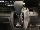 CVT車のセレクトレバーです。低速から高速まで、変速ショックのないスムーズな走りと、エンジン効率のよい領域を維持して燃費にも貢献します。サイドブレーキはスイッチ操作の電子制御パーキングブレーキです。