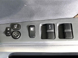 【電動格納ミラー】サイドミラーは電動格納式となっており、狭い駐車場でもキズがつくリスクを抑えられます。