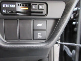 パワーテールゲートの開閉、横滑りを防ぐVSA等のスイッチ類は運転席の右側、手の届きやすい位置にあります。