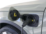 急速充電器は、外出先の公共の充電ステーションでご利用いただけます。CHAdeMOに対応し、短時間で急速充電!150kWの急速充電器を使用した場合、充電率10%から80%まで、約32分で充電できます。