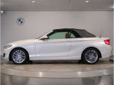 【拘りのFR】BMWが多く採用するFR車。ダイレクトでスポーティな加速感・シャープなハンドリングを実現。縦置きエンジンレイアウトにより、フラットで上質な乗り味です。